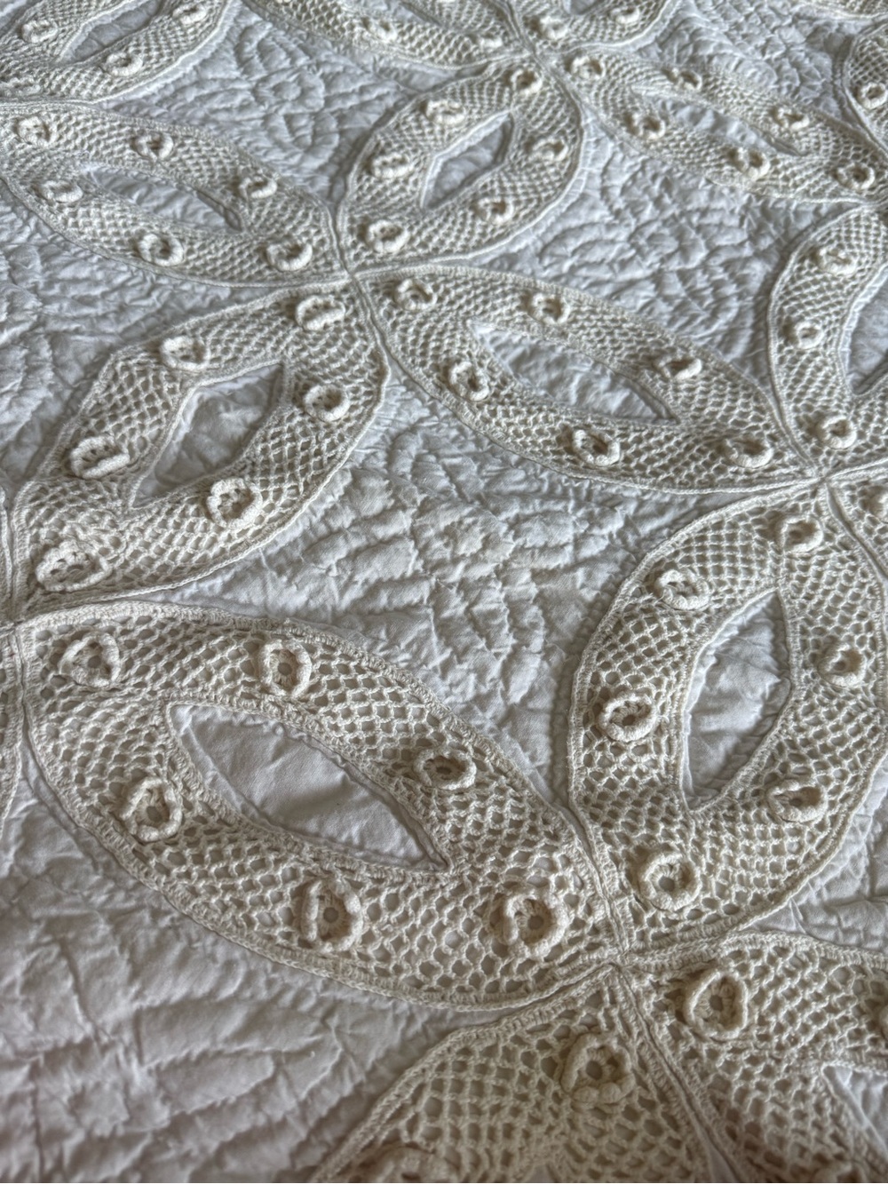 FARMHOUSE CREAM VINTAGE HAND CROCHET DOUBLE WEDDING RING QUILT QUEEN SIZE